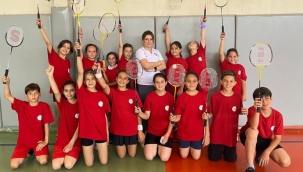 Bayraklı Belediye öncülük etti, sporculardan 'Badminton' madalyası