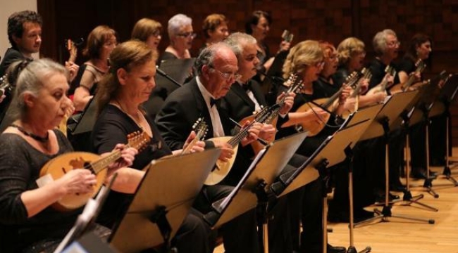 Bayraklı Mandolin Orkestrası 'Yaza Merhaba' konseri verdi
