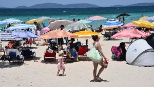 Bayramın ilk gününde Ilıca Plajı'nda yoğunluk