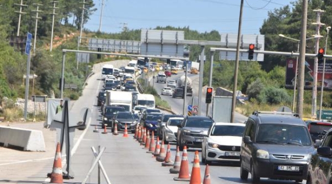 Bodrum'a 100 bin araç geldi! Dağ taş otopark oldu