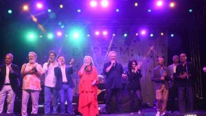 Bodrum'da depremzede çocukların eğitimi için ünlü isimler sahne aldı