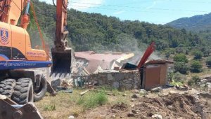 Bodrum'da mera alanındaki kaçak yapı, ekipler tarafından yıkıldı