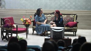 Bornova'da sahne kadınların! Önce kurs gördüler sonra oynadılar