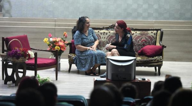 Bornova'da sahne kadınların! Önce kurs gördüler sonra oynadılar