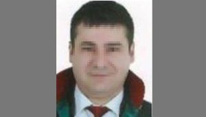 Çarşaf giyip sokakta gezen erkek avukata gözaltı