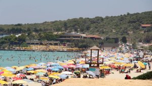 Çeşme Ilıca Plajı'nda iğne atsan yere düşmez