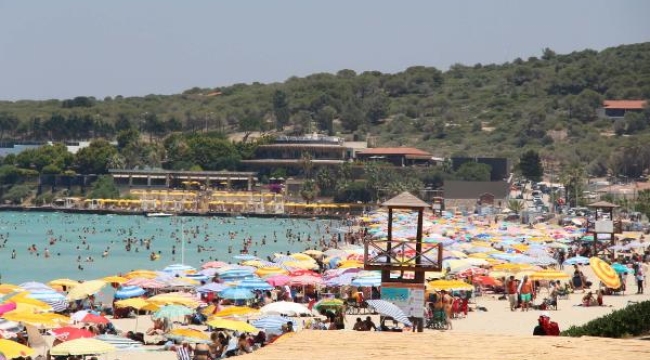 Çeşme Ilıca Plajı'nda iğne atsan yere düşmez