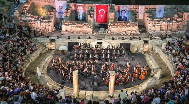 Cumhurbaşkanlığı Senfoni Orkestrası, antik tiyatroda konser verdi