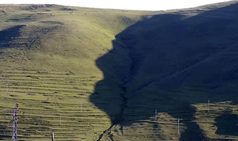 Dağın eteğinde Atatürk silüeti ortaya çıktı