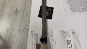 Döner bıçaklı saldırgan, polis tarafından biber gazıyla etkisiz hale getirildi