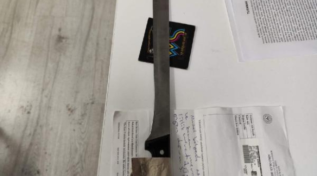 Döner bıçaklı saldırgan, polis tarafından biber gazıyla etkisiz hale getirildi