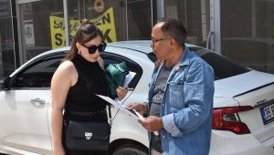 El ilanlarıyla sokak sokak kaybolan köpeğini arıyor