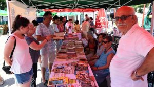 Geleneksel Kitap Şenliği! Foça'da ücretsiz 2 bin kitap dağıtıldı