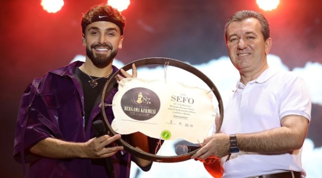 Hep bir ağızdan: "Bilmem mi Bergama, hep yanımda sen vardın"