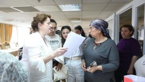 İrlandalı öğretmen DEÜ aracılığıyla depremzedelere yardım ulaştırdı