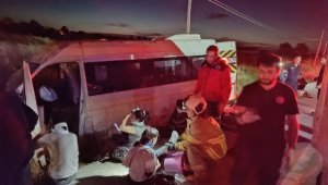İşçi servisi şarampole devrildi: 14 yaralı