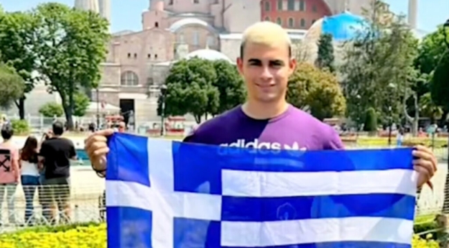 İstanbul'da ağır tahrik! Ayasofya'nın önünde Yunan bayrağı açtı