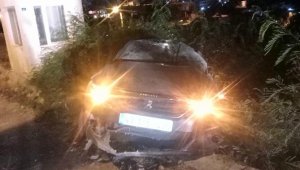 İstinat duvarından düşen otomobilin sürücüsü hayatını kaybetti