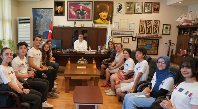 İtalya'da proje eğitimine katılan öğrenciler başkandan kutlama