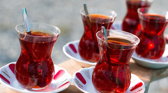 İzmir'de bir bardak çay 13 lira oluyor