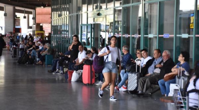 İzmir Otogarı'nda yoğunluk! Seferler katlandı