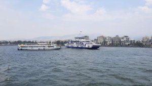 İzmir'de, arabalı vapur karaya oturdu