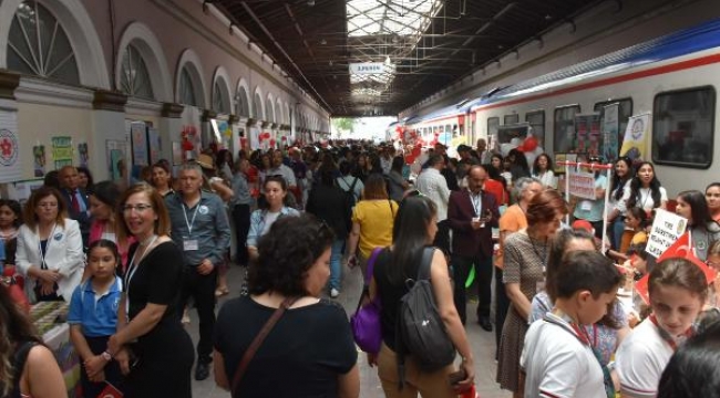 İzmir'de geleceğin yazarları tarihi garda buluştu