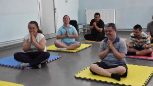 İzmir'de özel bireyler yoga yaptı