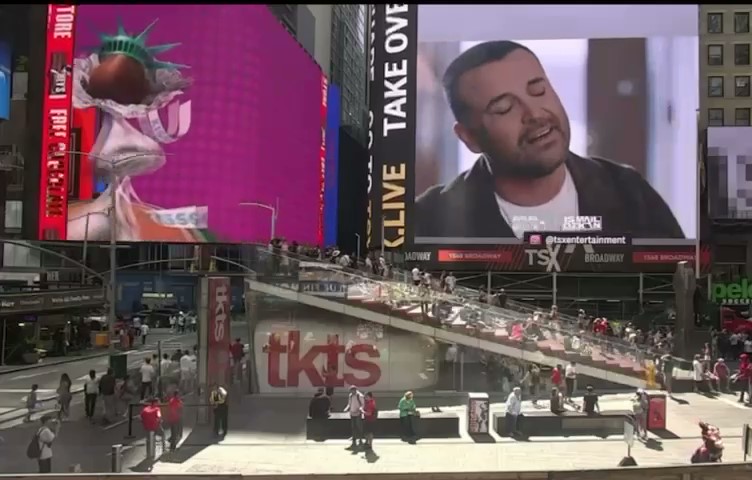 İzmirli şarkıcı New York'un ünlü meydanında 