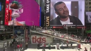 İzmirli şarkıcı New York'un ünlü meydanında 