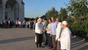 İzmirliler bayram namazı için camileri doldurdu