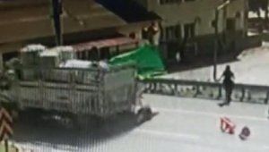 Kamyonet polis kontrol noktasına daldı