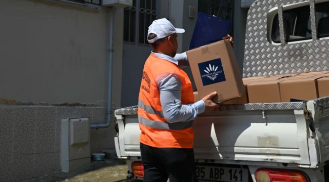 Karabağlar Belediyesi Kurban Bayramı öncesi gıda kolileri dağıttı