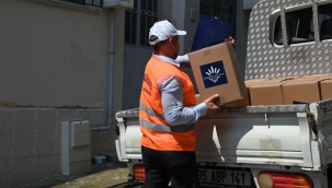 Karabağlar Belediyesi Kurban Bayramı öncesi gıda kolileri dağıttı