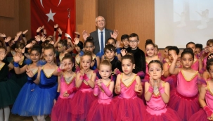Karabağlarlı kursiyerler, 8 ay süren kurs sonrası sahneye çıktı