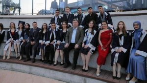 Kınık Belediye Başkanı Doğruer, lise mezuniyet törenine katıldı