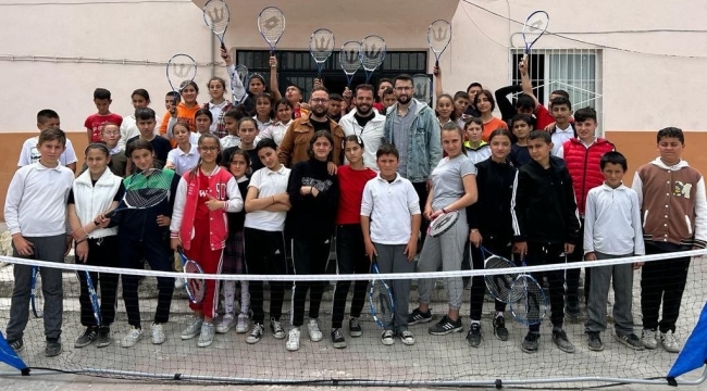 Kınık Belediyesi, her köyde isteyen çocuklara tenis kursu veriyor