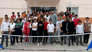 Kınık Belediyesi, her köyde isteyen çocuklara tenis kursu veriyor
