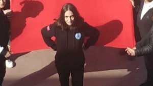 Kırmızı ışıkta geçen otomobil öldürdü