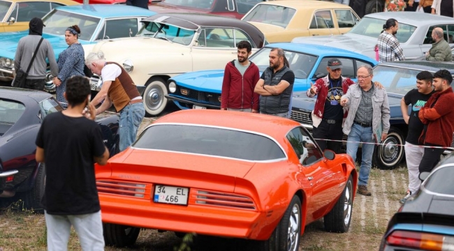 Klasik Otomobil Festivali, otomobil tutkunlarını Buca'da buluşturdu