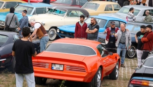 Klasik Otomobil Festivali, otomobil tutkunlarını Buca'da buluşturdu