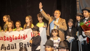 Konak Belediyesi kursiyerleri yıl sonu gösterisiyle sahneye çıktı