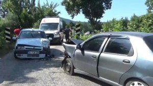 Köprü üzerinde iki otomobil çarpıştı; 8 yaralı