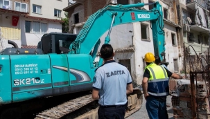 Kuşadası Belediyesi hasarlı ve depreme dayanıksız binaları yıkıyor