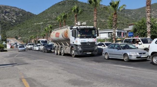 Kuşadası'na tatilci akını! Bayram öncesi 5 günde 135 bin araç geldi