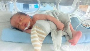 Lila bebek, bayramda kuvözden taburcu edildi