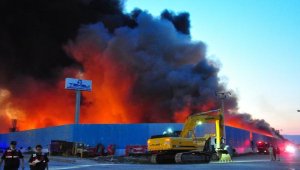 Manisa'da geri dönüşüm tesisi yangını sürüyor