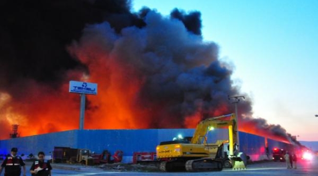 Manisa'da geri dönüşüm tesisi yangını sürüyor