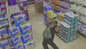 Markette dans eden kadın kamerada