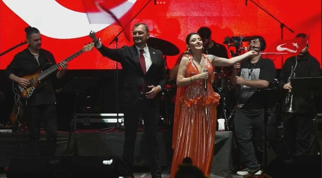 Melek Mosso konseri koltuğundan etti